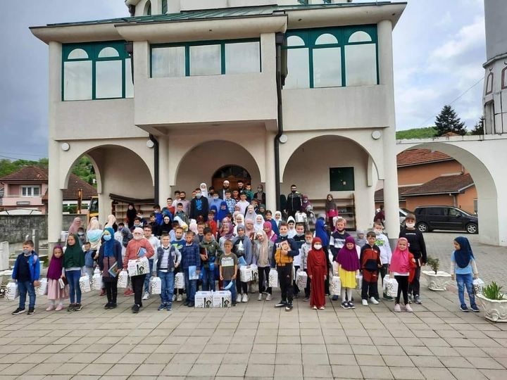 BRAĆA FRANCA PODIJELILA BAJRAMSKE PAKETIĆE MALIŠANIMA IZ RASOVA