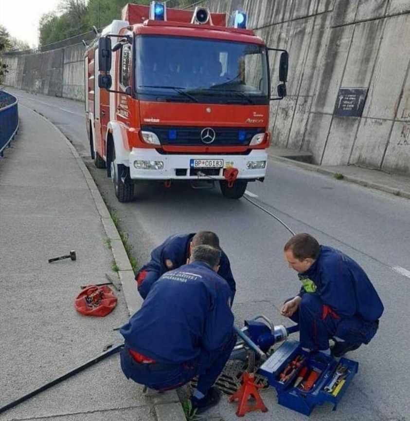 EKIPA VATROGASACA SE SPUŠTALA KROZ CIJEVI DA BI SPASILI PSA