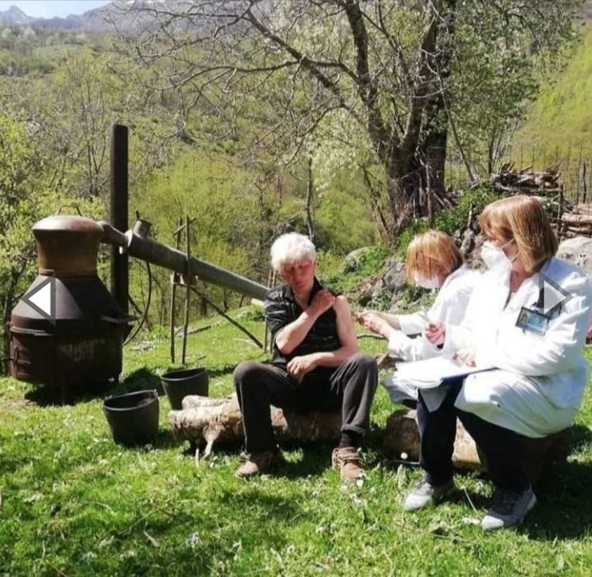 STARINU IZ LJEVIŠTA VAKCINISALI DOK PEČE RAKIJU