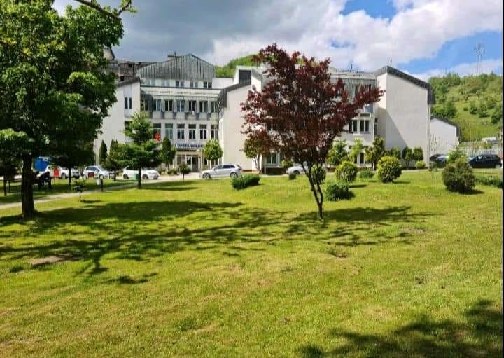 UREĐENE ZELENE POVRŠINE U KRUGU BOLNICE BIJELO POLJE