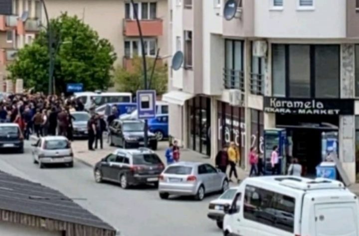 ZAVRŠEN PROTEST U ANDRIJEVICI, UČESNICI TVRDE DA IM ZBOG LITIJA UNIŠTAVAJU AUTOMOBILE