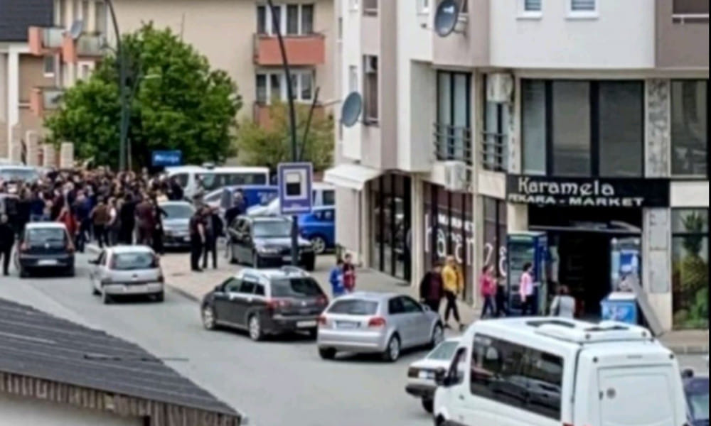 ZAVRŠEN PROTEST U ANDRIJEVICI, UČESNICI TVRDE DA IM ZBOG LITIJA UNIŠTAVAJU AUTOMOBILE